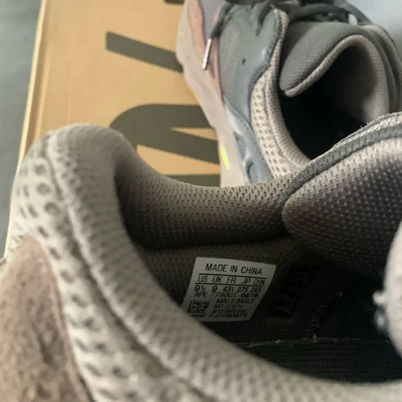 Yeezy boost 700 mauve in a 9.5 - Picture 9 of 13